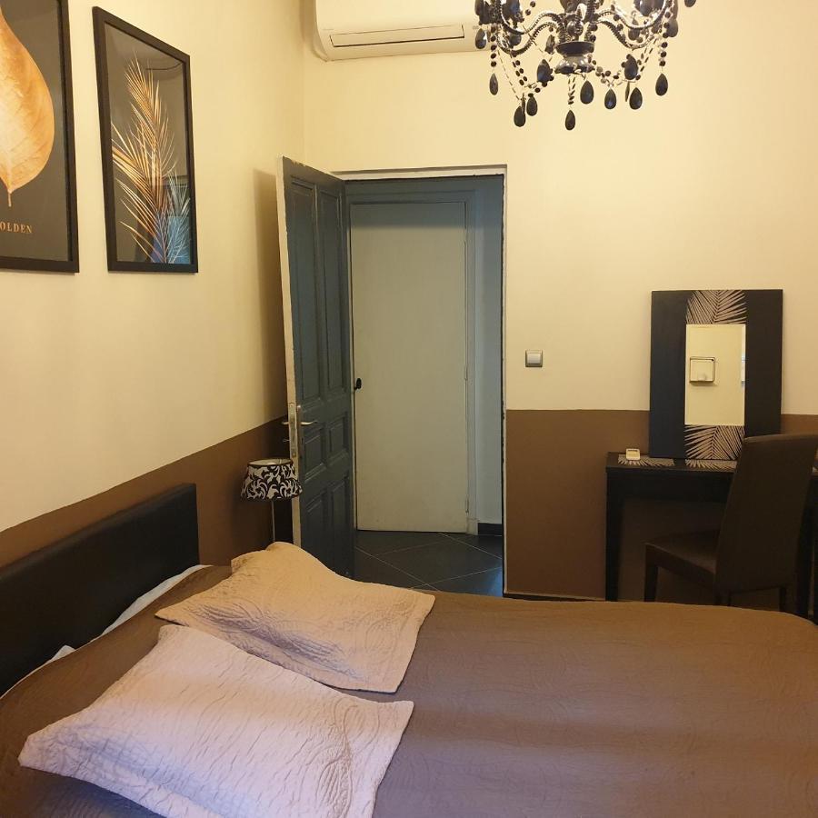 Appartement Intra Muros 8 Personnes Climatise Wifi Stationnement Facile Avignon Exterior photo